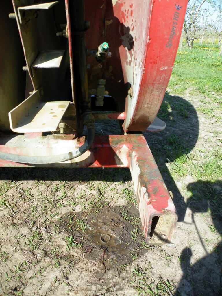 Old FMC with nozzles bodies that do not have check valves. Once the pressure is off, the booms begin to drain through the lowest nozzle. This is a waste of pesticide and unnecessary environmental contamination.